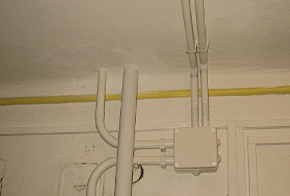 Fot. 1. Wzajemne usytuowanie instalacji w modernizowanych budynkach jest bardzo skomplikowane
