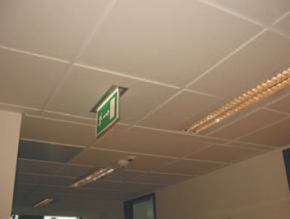 Fot. 1. Przykład oświetlenia ewakuacyjnego w obiekcie biurowym