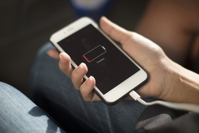 Telefon ładowany bez kabla, a przy pomocy fal radiowych przekazujących prąd