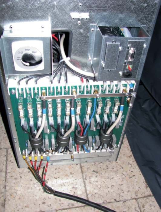 Fot. 1. Przykład zabezpieczeń obwodów wejściowych i wyjściowych zasilacza UPS o mocy 20 kVA