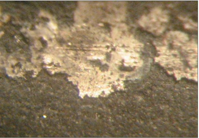 Rys. 3.  Powierzchnia drutu aluminiowego z warstwy zewnętrznej. Widoczne odpryski osadu. Mikroskop stereoskopowy MBS-9 – pow. 70x