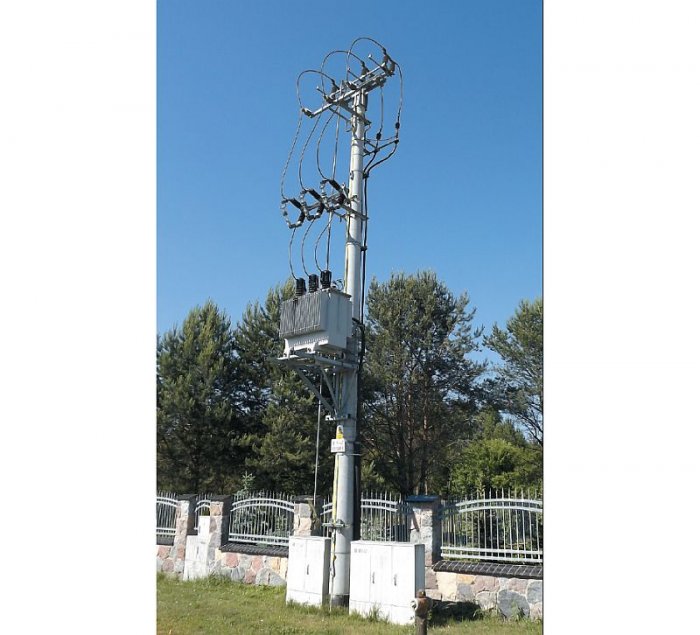 Fot. 1.  Słupowa stacja transformatorowa zasilana linią kablową SN. Zdjęcie przedstawia (od góry): osprzęt napowietrzny SN, transformator, rozdzielnice nn [2]