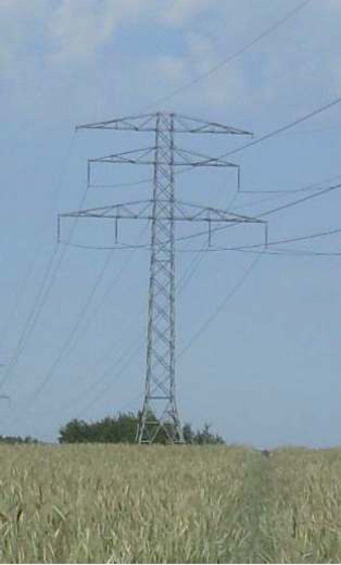 Fot. 1. Widok konstrukcji wsporczych linii 110 kV: b) stanowisko przelotowe dwutorowe o konstrukcji kratowej