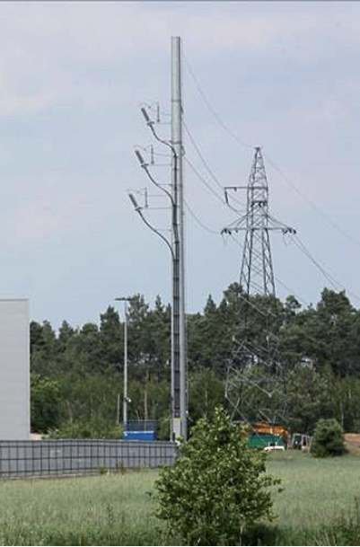 Fot. 2a. Stanowiska słupowe linii napowietrznej 110 kV z głowicami kablowymi: słup krańcowy rurowy linii jednotorowej (trzy przewody robocze) w układzie
pionowym i trzy kable