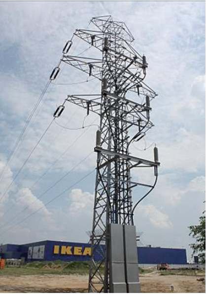 Fot. 2. Stanowiska słupowe linii napowietrznej 110 kV z głowicami kablowymi: słup krańcowy kratowy linii dwutorowej (sześć przewodów roboczych) w układzie pionowym i sześć kabli