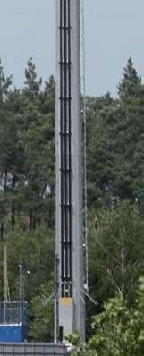 Fot. 3. Wprowadzenie kabli WN 110 kV na stanowisko słupowe rurowe linii jednotorowej (trzy kable na słupie): fotografia
