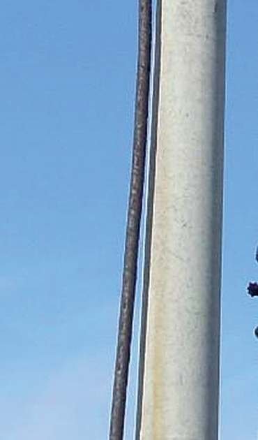Fot. 5. Kabel średniego napięcia o izolacji papierowo-olejowej na stanowisku słupowym (jeden kabel zasila trzy przewody linii napowietrznej)