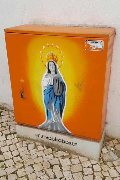 Elektroenergetyka w sztuce: obudowy elektryczne i street-art. Miejsce: Carvoeiro, Portugalia.