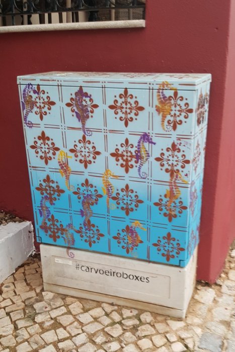 Elektroenergetyka w sztuce: obudowy elektryczne i street-art. Miejsce: Carvoeiro, Portugalia.