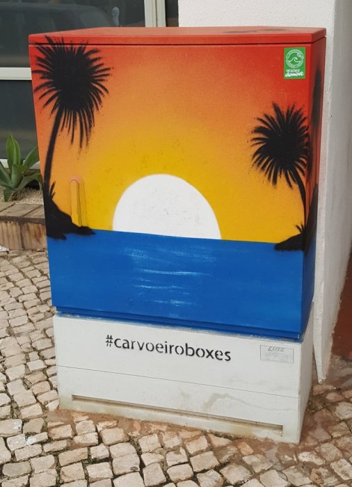 Elektroenergetyka w sztuce: obudowy elektryczne i street-art. Miejsce: Carvoeiro, Portugalia.