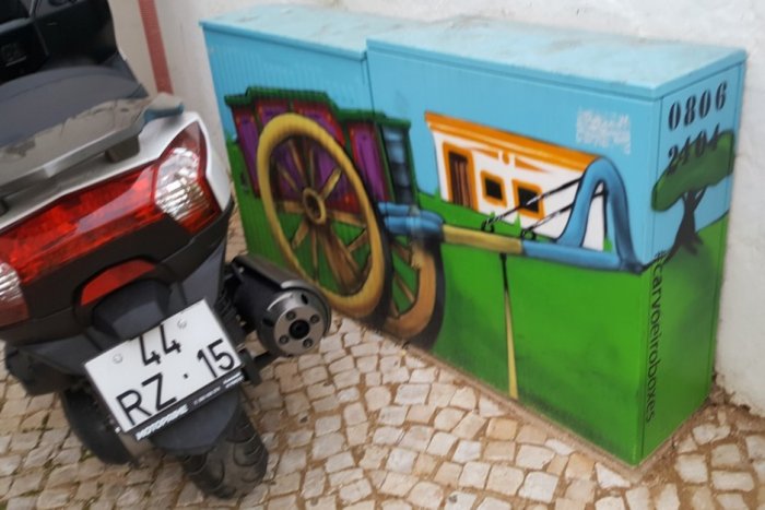 Elektroenergetyka w sztuce: obudowy elektryczne i street-art. Miejsce: Carvoeiro, Portugalia.