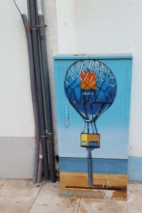 Elektroenergetyka w sztuce: obudowy elektryczne i street-art. Miejsce: Carvoeiro, Portugalia.