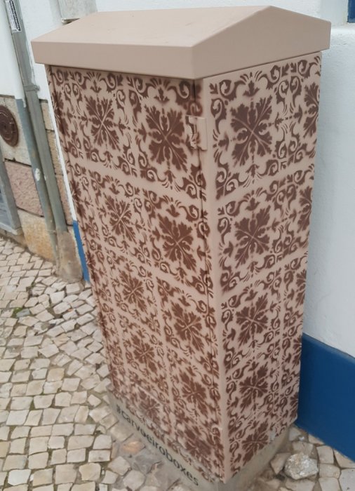 Elektroenergetyka w sztuce: obudowy elektryczne i street-art. Miejsce: Carvoeiro, Portugalia.