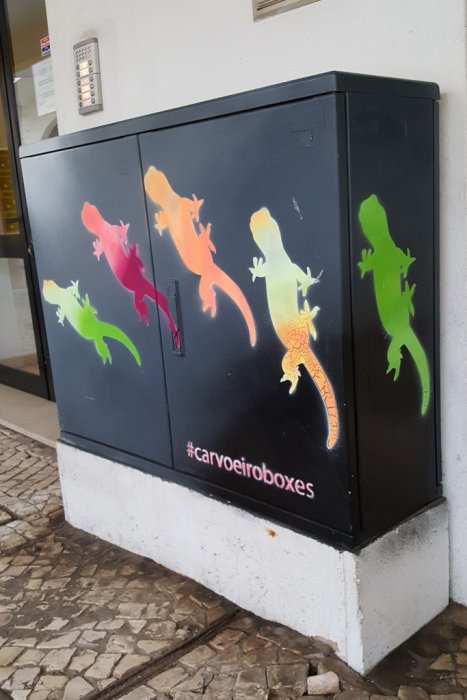 Elektroenergetyka w sztuce: obudowy elektryczne i street-art. Miejsce: Carvoeiro, Portugalia.