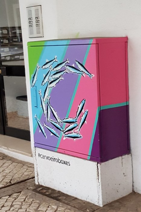 Elektroenergetyka w sztuce: obudowy elektryczne i street-art. Miejsce: Carvoeiro, Portugalia.