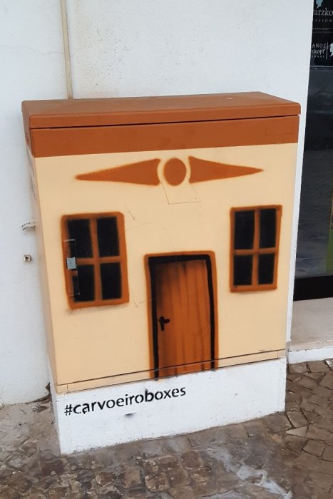 Elektroenergetyka w sztuce: obudowy elektryczne i street-art. Miejsce: Carvoeiro, Portugalia.