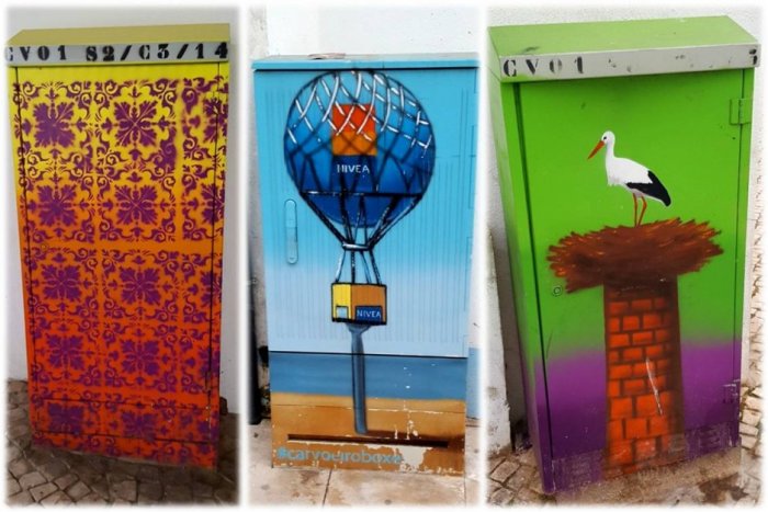 Przykłady street-artu w Carvoeiro w Portugalii - wielobarwne graffiti zdobiące obudowy elektryczne.