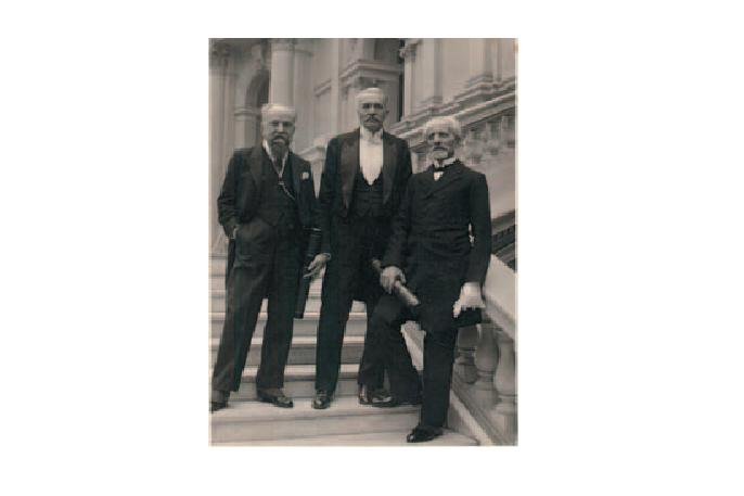 Pierwsi doktorzy honoris causa Wydziału Elektrycznego Politechniki Warszawskiej. Od lewej: prof. Aleksander Rothert, prof. Ignacy Mościcki, inż. Karol Pollak