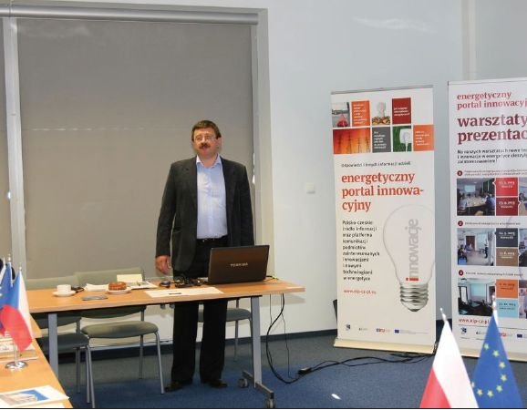 Fot. 3.  
O Energetycznym Portalu Innowacyjnym Cz-Pl opowiada dr inż. Kazimierz Herlender, koordynator projektu w Dolnośląskim Parku Innowacji i Nauki