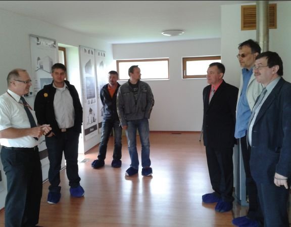 Fot. 4.  
Uczestnicy warsztatów zwiedzają pokazowy jednorodzinny dom pasywny w miejscowości Koberovy