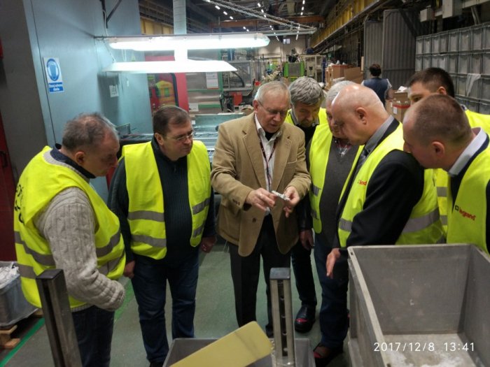 Andrzej Białas omawia budowę przekaźnika termobimetalowego