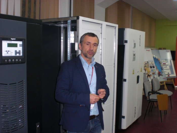Radosław Jagas omawia budowę zasilacza UPS
