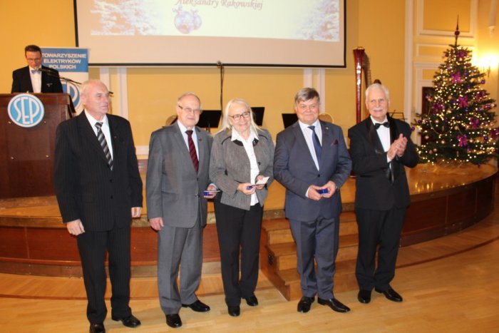 Po wręczeniu szafirowej Odznaki SEP, od prawej: Piotr Szymczak, Jan Musiał, Aleksandra Rakowska, Ryszard Niewiedział i Czesław Karwat