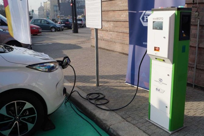 Jak i gdzie naładować samoch&oacute;d elektryczny