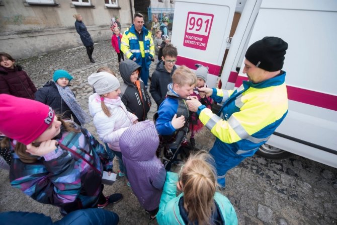 Zajęcia edukacyjne dla dzieci prowadzone przez energetyków
Fot. TAURON