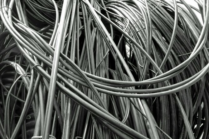 Instalacje techniczne, w szczeg&oacute;lności rury i kable elektryczne, przechodzą wielokrotnie przez przegrody będące oddzieleniami przeciwpożarowymi.