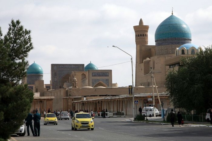 Ulice Buchary, miasta w Uzbekistanie, stolicy wilajetu bucharskiego, w dolinie rzeki Zarafszan. Buchara leży w rejonie eksploatacji bogatych złóż gazu ziemnego.