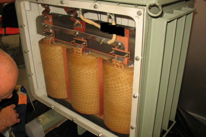 Wnętrze olejowego transformatora rozdzielczego SN/nn.