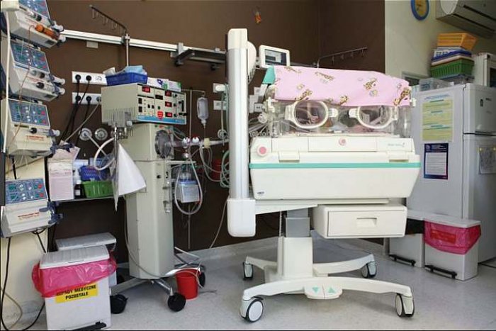 Kompleksowe systemy zasilania rezerwowego wykorzystujące specjalistyczne zasilacze UPS stały się standardem w obiektach służby zdrowia (np. w szpitalach, klinikach, poliklinikach i innych).