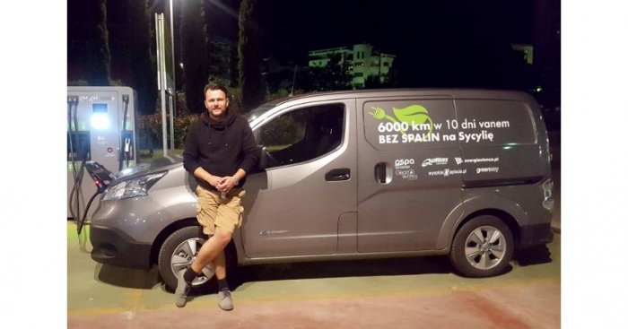 Tomasz Gać w podróżny elektrycznym vanem e-NV200