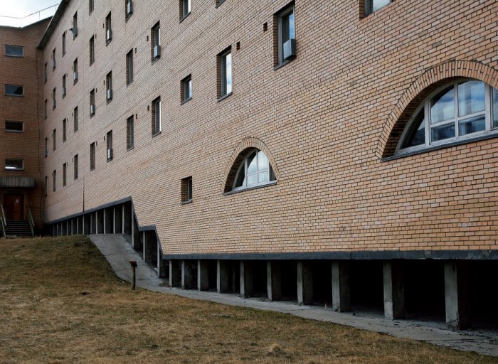Longyearbyen – posadowienie budynku na palach