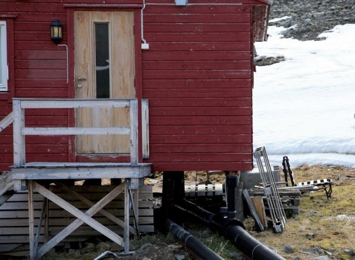 Longyearbyen – przyłącze kablowe budynku prowadzone w rurach osłonowych