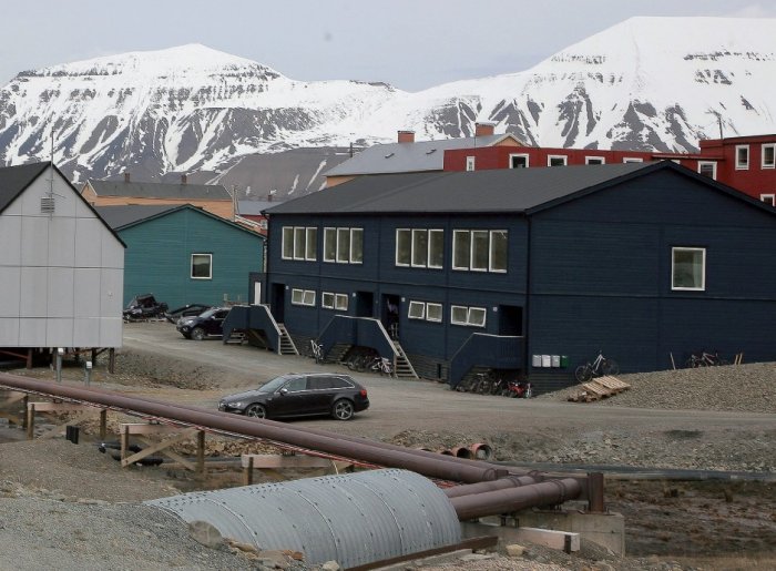 Longyearbyen – linie kablowe prowadzone w rurach ochronnych