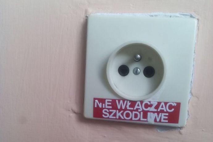 niebezpieczne gniazdo wtyczkowe 170924 162104 2
