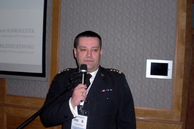 Śląski Komendant Wojewódzki PSP st. bryg. Jacek Kleszczewski  przemawia w trakcie otwarcia konferencji
Fot. ww