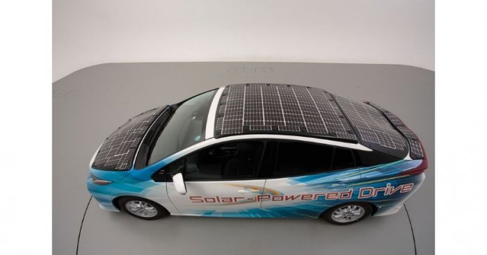 Toyota Prius z panelami słonecznymi na dachu