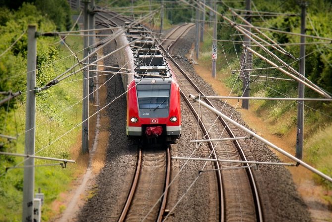Dworce PKP z panelami słonecznymi i stacjami ładowania pojazdów elektrycznych
Fot. pixabay.com