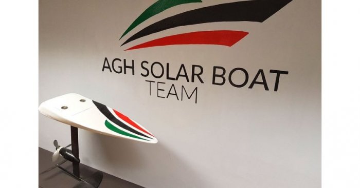 Elektryczna deska surfingowa – AGH Solar Boat