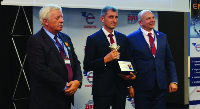 Medal Srebrny 32. Międzynarodowych Energetycznych Targów Bielskich ENERGETAB 2019 za produkt: przekładnik napięciowy małej mocy UR-56 odebrała firma: Sieć Badawcza Łukasiewicz – Instytut Tele- i Radiotechniczny