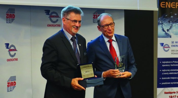 Statuetkę „Złoty Volt” Polskiej Izby Gospodarczej Elektrotechniki za produkt: analizator jakości izolacji MIC-15k1 odebrała firma: SONEL S.A.