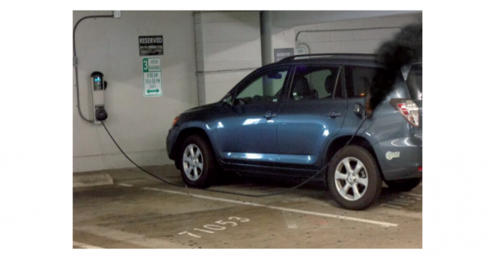 Pożar przy końcu kabla ładowania pojazdu elektrycznego
Fot. Redakcja EI