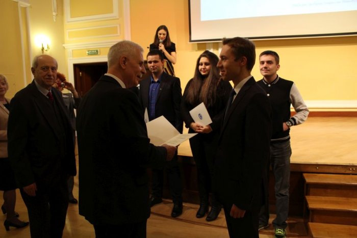 Prezes SEP Piotr Szymczak wręcza dyplom laureatowi XXV Ogólnopolskiego Konkursu SEP im. prof. Adama Smolińskiego.