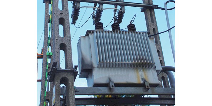 Fot. 1. Przykład transformatora rozdzielczego z rozszczelnioną kadzią powodującą pogorszenie stanu izolacji, fot. JT