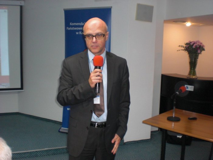 St, bryg. Jeremi Szczygłowski, z-ca Komendanta Wojewódzkiego PSP w Katowicach, podczas powitania uczestników konferencji.