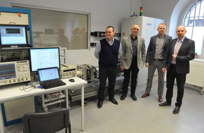 Naukowcy z Katedry Elektroenergetyki i Napędów Elektrycznych: dr inż. Marcin Wardach (L), kierownik katedry elektroenergetyki i napędów elektrycznych wydziału Elektrycznego Zachodniopomorskiego Uniwersytetu Technologicznego prof. Ryszard Pałka (2L), dr inż. Michał Bonisławski (2P) i dr inż. Piotr Paplicki (P).