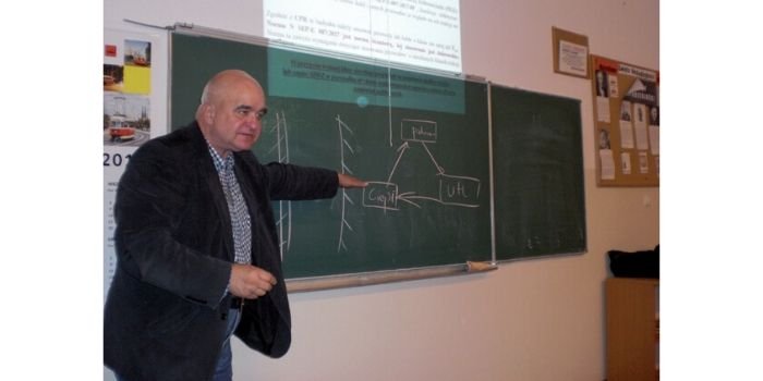 Redaktor Julian Wiatr, podczas zebrania koła nr 535&nbsp; Warszawskiego Oddziału SEP, omawia tr&oacute;jkąt pożarowy